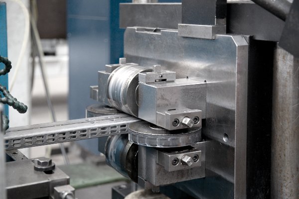Heavy-duty cable tray roll forming line for industrial electrical raceways