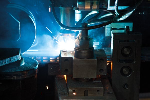 High-precision in-line welding system for custom closed profile roll forming