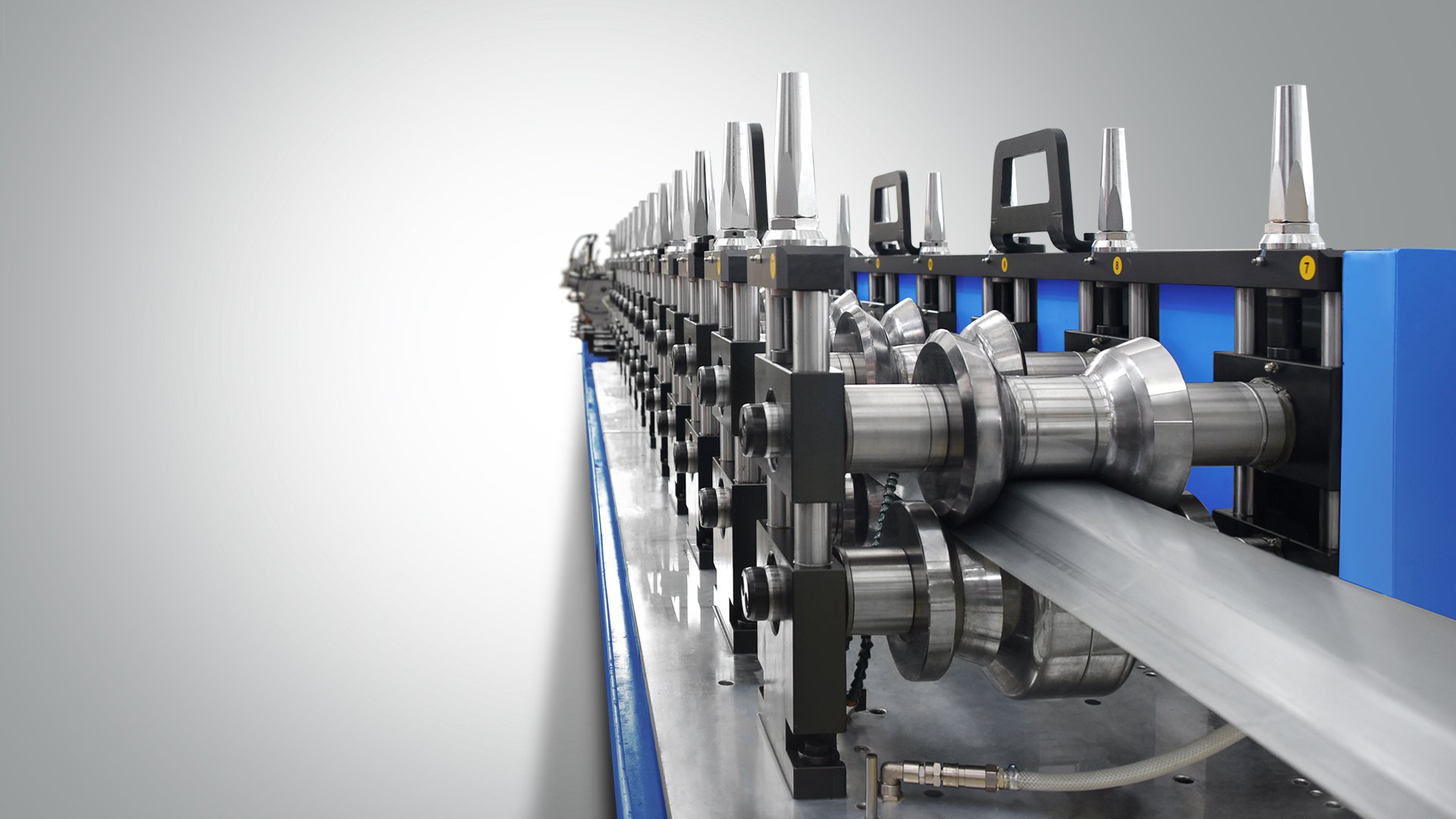 High-speed automatic roll forming equipment for roof battens